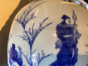 Un pot couvert en porcelaine de Chine en bleu et blanc &agrave; d&eacute;cor de figures dans un paysage, &eacute;poque Transition